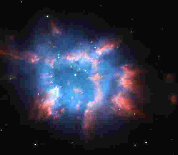 哈勃望远镜图象行星星云NGC 6326