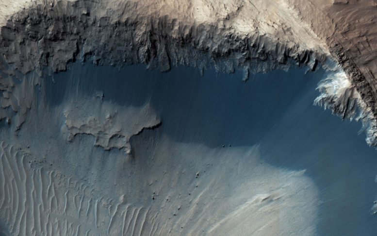 冰会影响火星山体滑坡的形状和速度