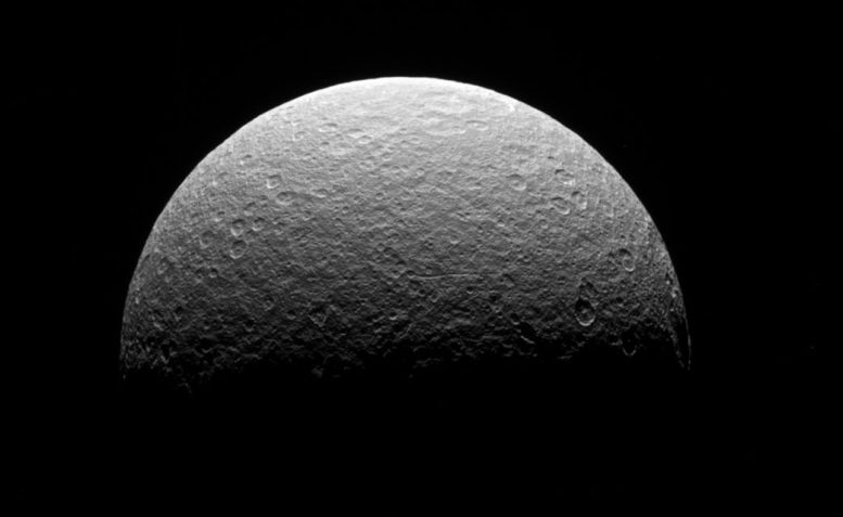 卡西尼的最终观察土星的冰冷月亮锐角