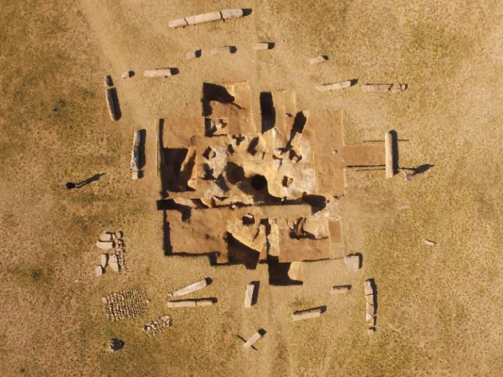 考古学家发现古老的突厥纪念碑包围着铭文的柱子