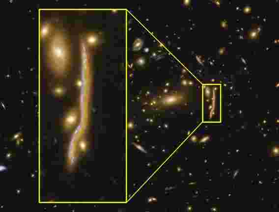 “宇宙蛇”揭示了遥远星系的结构