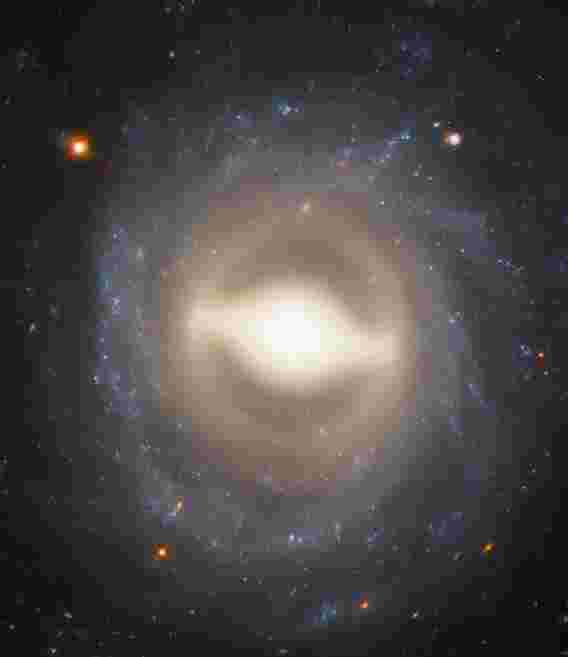 雄伟的Galaxy NGC 1015的令人惊叹的哈勃图象
