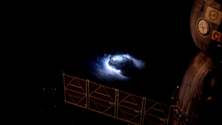 国际空间站调查了地球上层大气层的雷雨