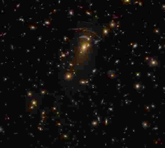 观察重力的令人敬畏的力量，哈勃观察SDSS J1138 + 2754