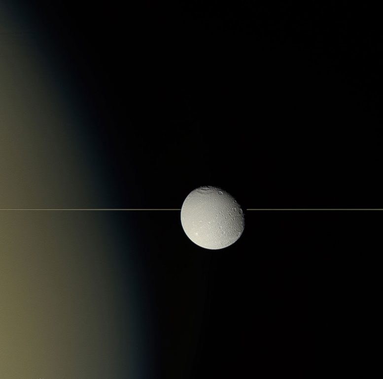 卡西尼号令人惊叹的图像显示Dione在边缘