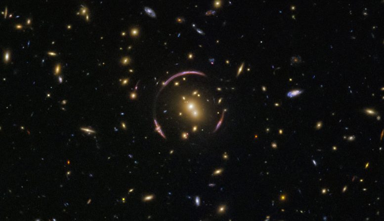 哈勃太空望远镜揭示了爱因斯坦戒指