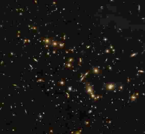 本周的哈勃图像 -  Galaxy Cluster RXC J0032.1 + 1808