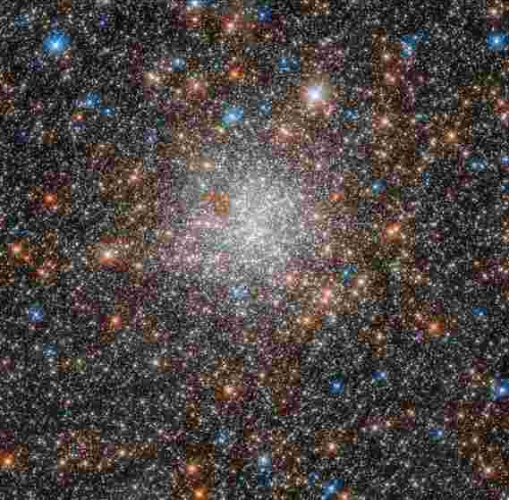 Hubble在附近的Galaxy欣赏闪闪发光的星级群