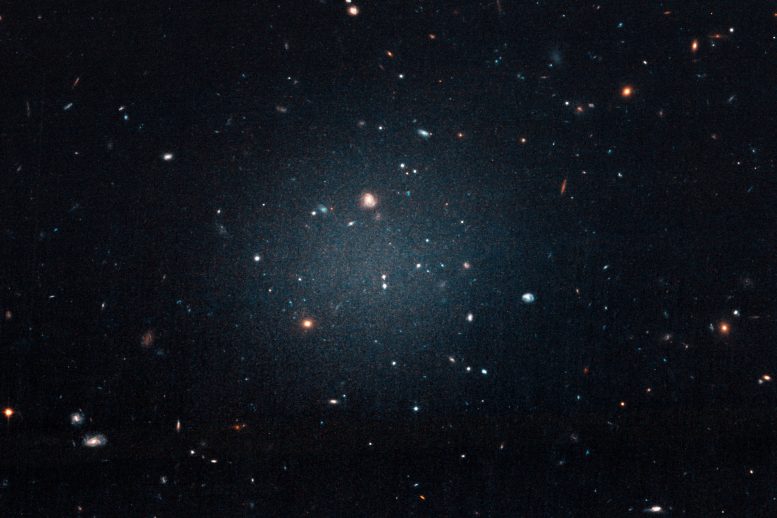 哈勃望远镜发现一个没有暗物质的星系