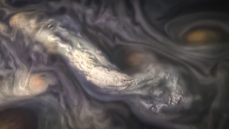 美国宇航局的朱诺航天器意见高空爪哇云