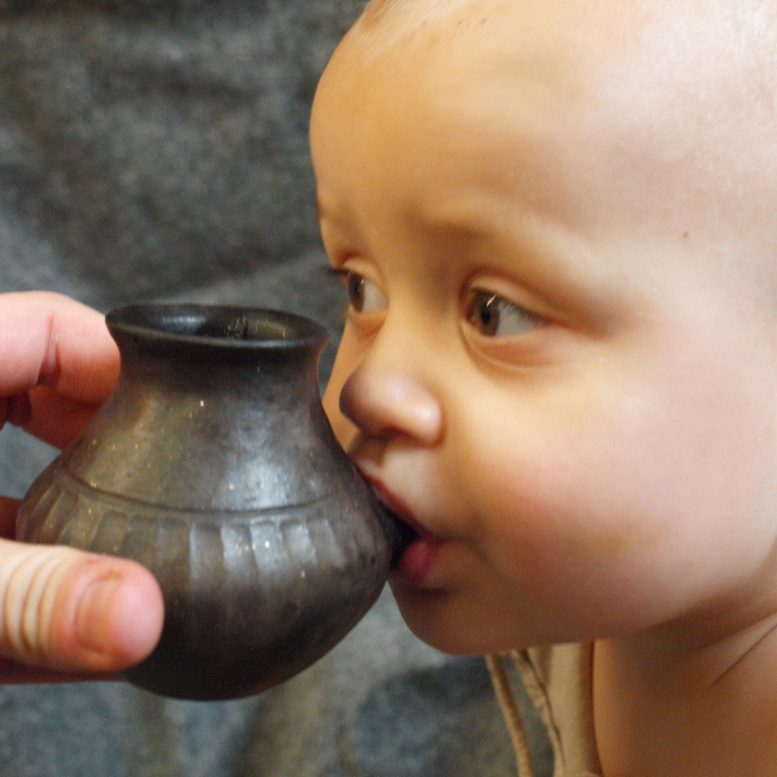 考古发现：史前婴儿喂食瓶子里的动物牛奶