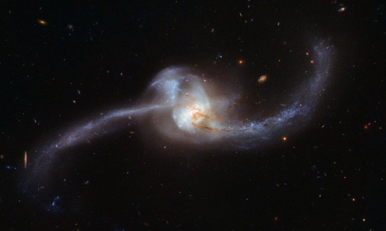 哈勃太空望远镜发现的合并星系
