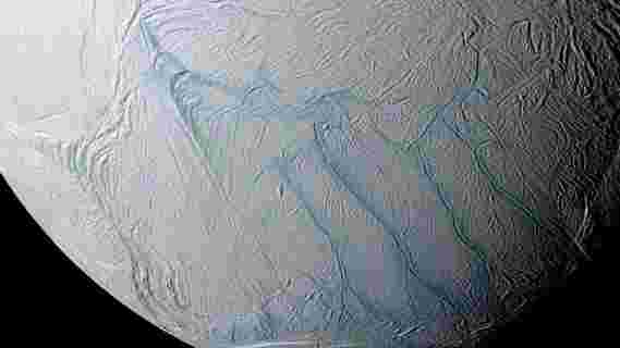 土星冰冷的月亮土卫二上奇怪的爆发“老虎条纹”