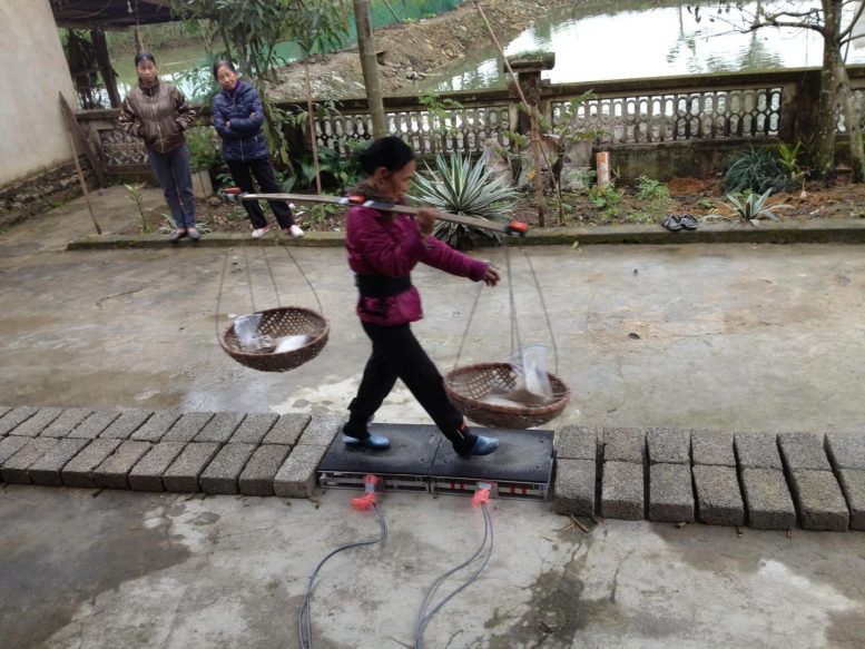 弹性竹竿如何帮助村民搬运难以置信的重物