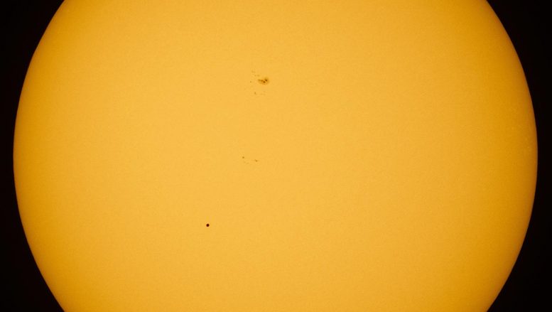 在罕见的运输中观看跨越太阳的水星滑行