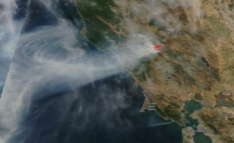 美国国家航空航天局（NASA）的Terra卫星拍摄了加利福尼亚索诺玛县的金卡德大火