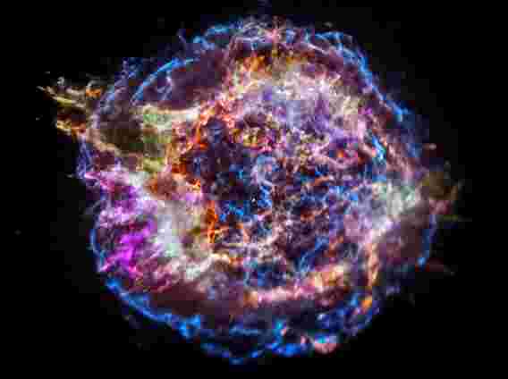壮观的视频显示超新星遗留CASSIOPEIA自2000年以来的发展