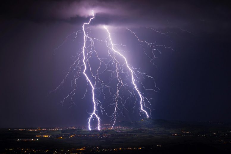 AI预测闪电将在哪里和闪电击中 - 甚至可以在风暴形成之前发出警报