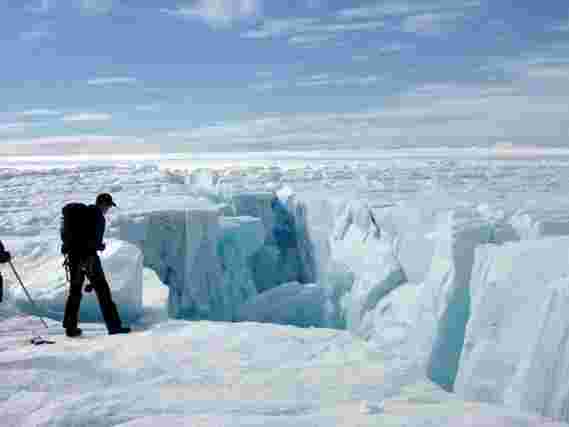 世界第二大冰板在休克无人机形象中的骨折变得更不稳定