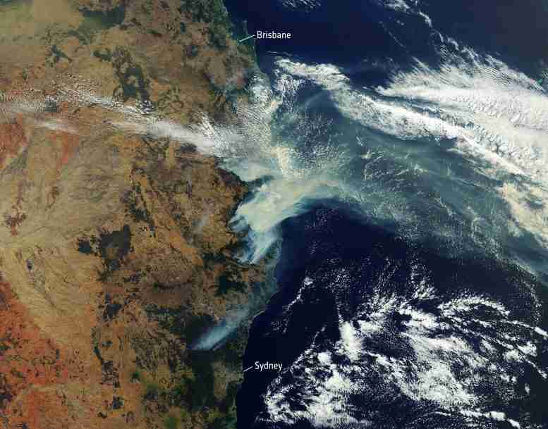 卫星图像捕获在澳大利亚肆虐的丛林大火