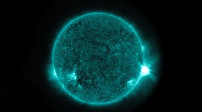 新射电望远镜捕捉到的太阳耀斑爆炸瞬间的不断发展的能量