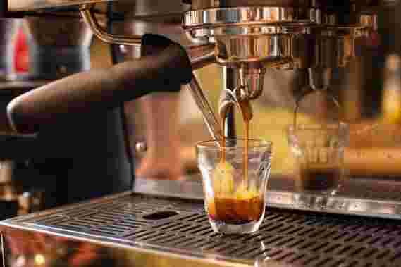 数学家，物理学家和材料专家使用射击数学来酿造更好的浓缩咖啡