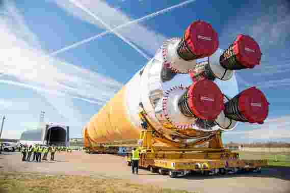 用于NASA的Artemis的第一个大规模的SLS火箭芯舞台完成并装载运输