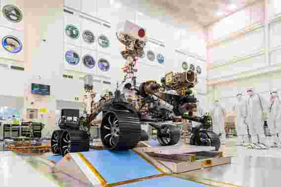 美国宇航局在第一次驱动试验中旋转火星2020 rover [视频]
