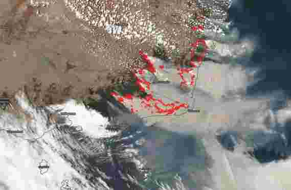 令人惊叹的卫星图像作为雨水给澳大利亚的火灾带来了浮雕