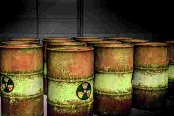 高级核废料储存材料可能比以前认为更快地降低