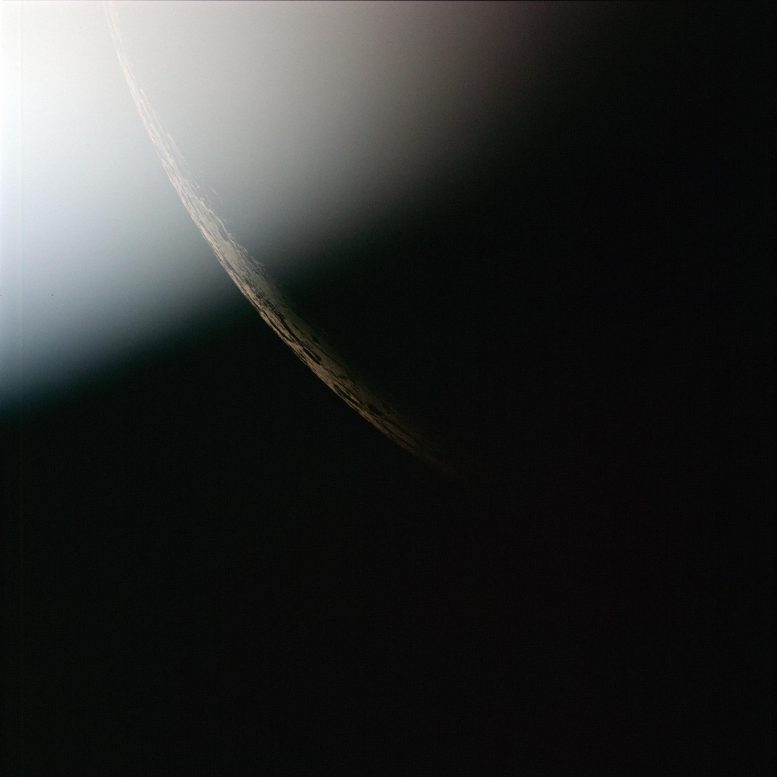 下颚滴下4K的月亮阿波罗13个宇航员的景色，围绕着远岸的危险之旅