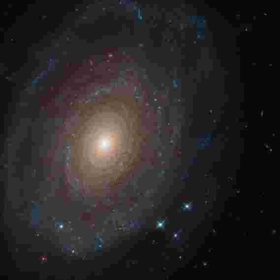 在太空望远镜发射前，哈勃拍摄了令人惊叹的银河系，发现了百年历史