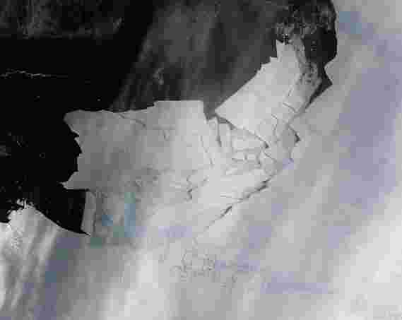 巨大的冰山变成了比曼哈顿大五倍的碎片–卫星视频