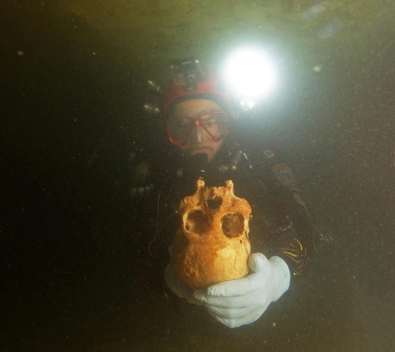 在淹没的墨西哥洞穴中发现的9,900年历史的头骨具有独特的头骨
