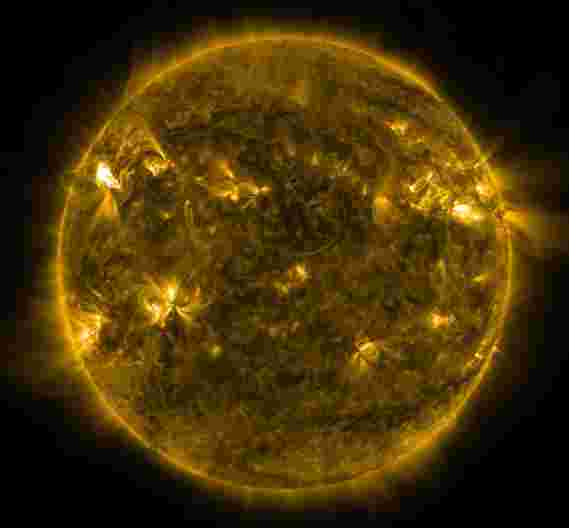 太阳风样品建议新的神秘冠状大众射血的物理学