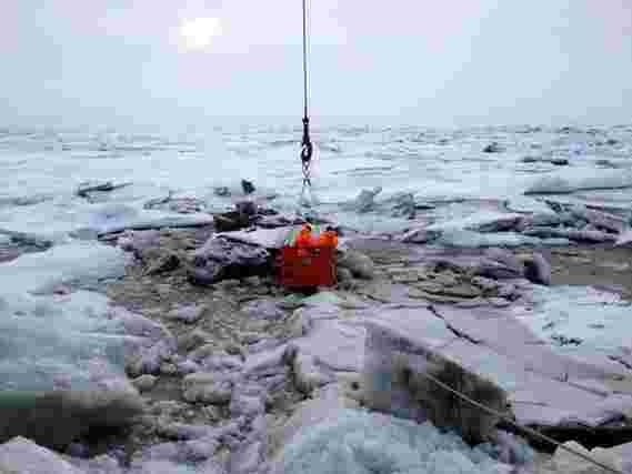 越来越多的移动海冰风险用油和微薄污染北极邻居