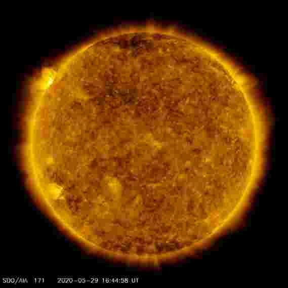 随着新的太阳黑子成为近年来最大的太阳耀斑，太阳活动不断升温