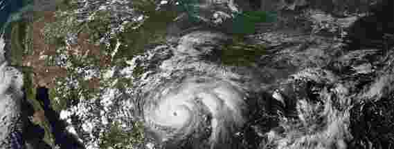 根据对长期卫星图像的分析，飓风正在变得更强大