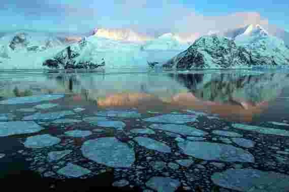 研究显示南极海冰融化转化为热带地区的天气变化