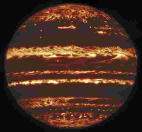利用地面和太空观测惊人地观察木星的不可思议的风暴
