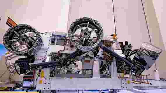 在美国宇航局坚持不懈的火星流浪者安装了惊人的新轮子和空气制动器