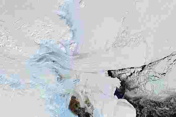 有关丹曼冰川的科学家们都在水线上方和下方撤退