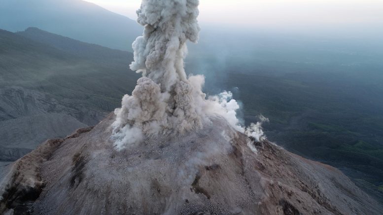 使用无人机和热成像监测爆炸性火山