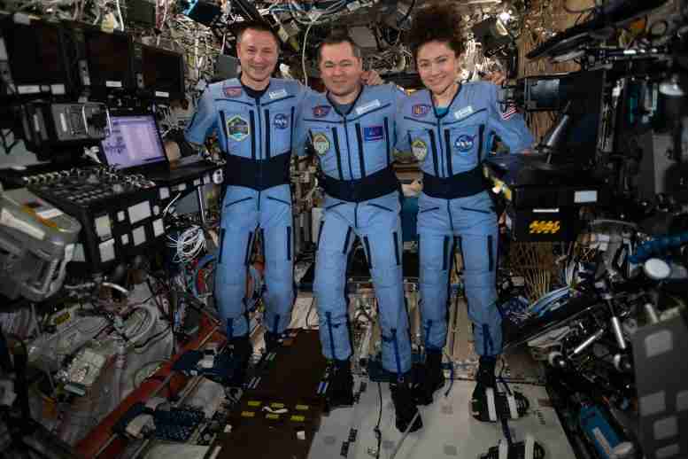 美国宇航局宇航员梅尔，摩根，船长Skripochka从空间站返回地球