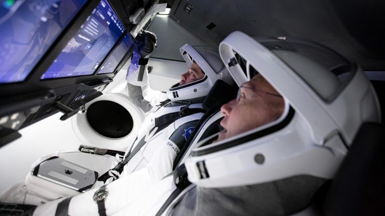 NASA和SPACKX是“GO”，以便从2011年开始推出第一架宇航员到空间站