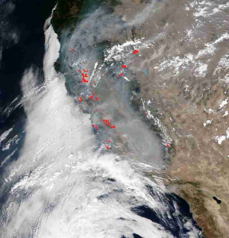 在前所未有的闪电罢工后，美国宇航局的Terra Satellite捕捉到加利福尼亚州过早攻击超过650个野火