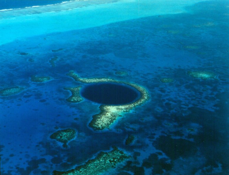 蓝洞使研究人员可以利用加勒比地区2,000年的风暴
