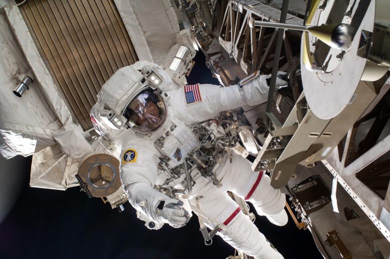 美国国家航空航天局宇航员为太空行走换档以取代空间站电池