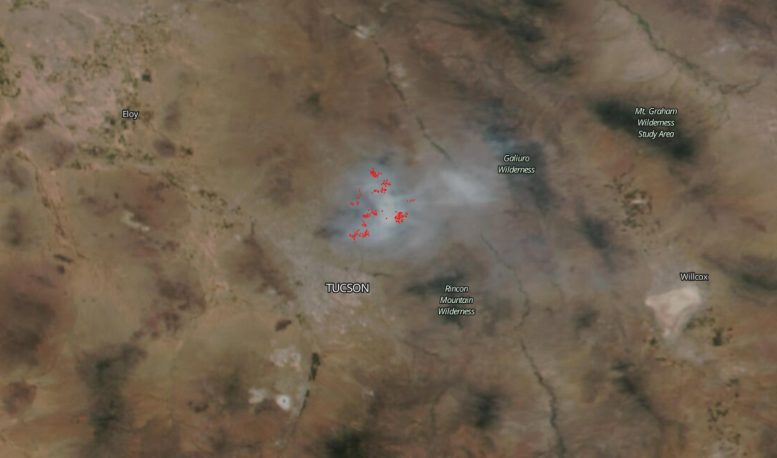由Noaa / Nasa卫星捕获的大角型火灾63英里的烟雾迹