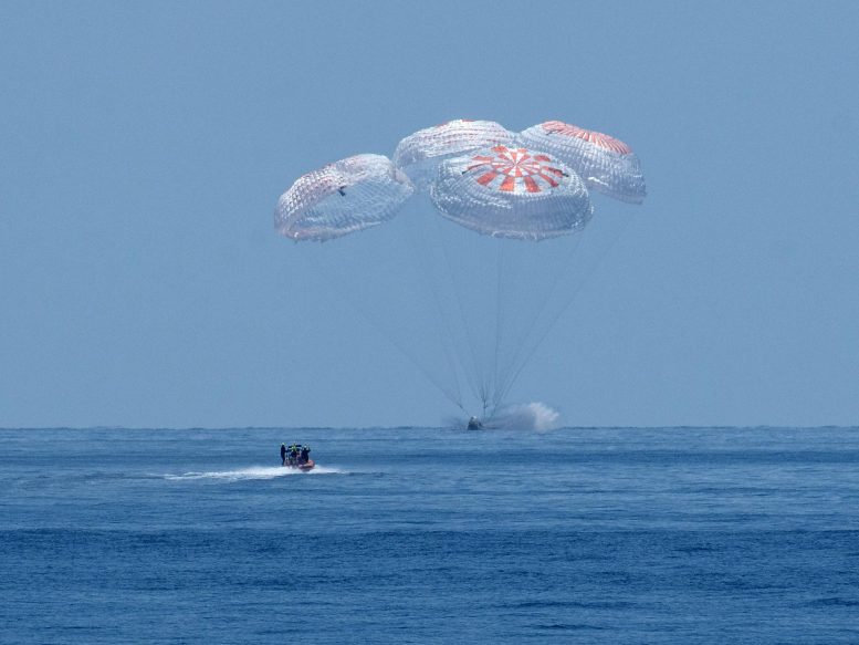 观看令人惊叹的4K HD视频中的NASA SpaceX Dragon Endeavor Splashdown